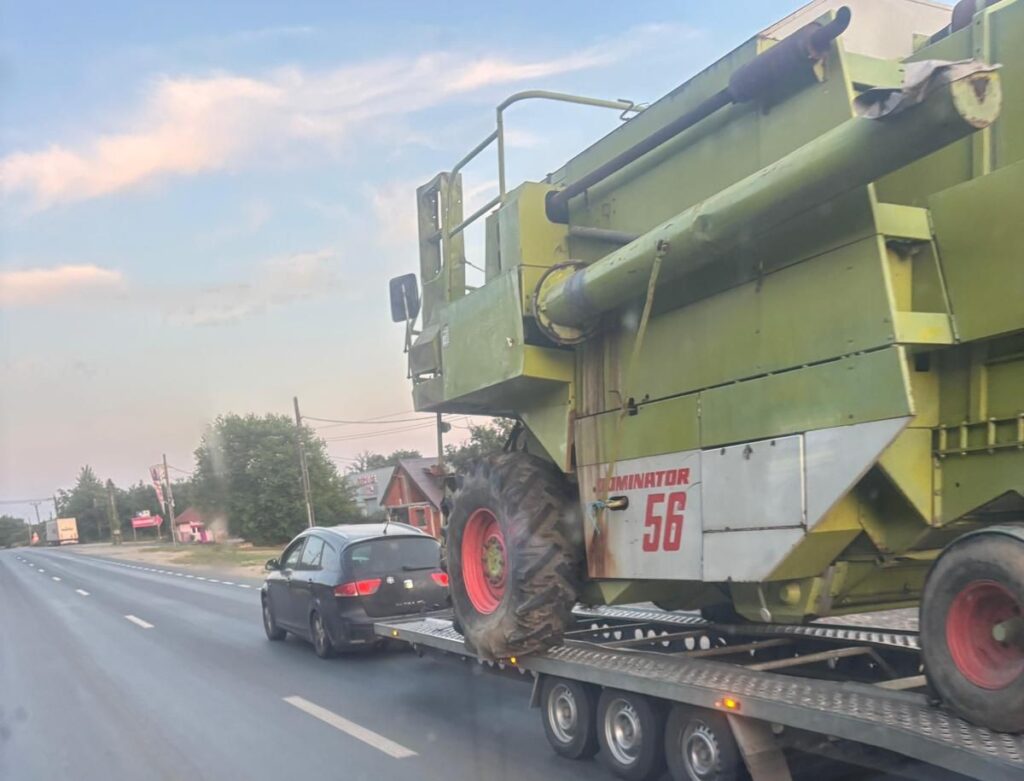 Autoturism Altea XL remorcheaza ilegal o platforma cu utilaj agricol de 8.5 tone, punand in pericol siguranta traficului.