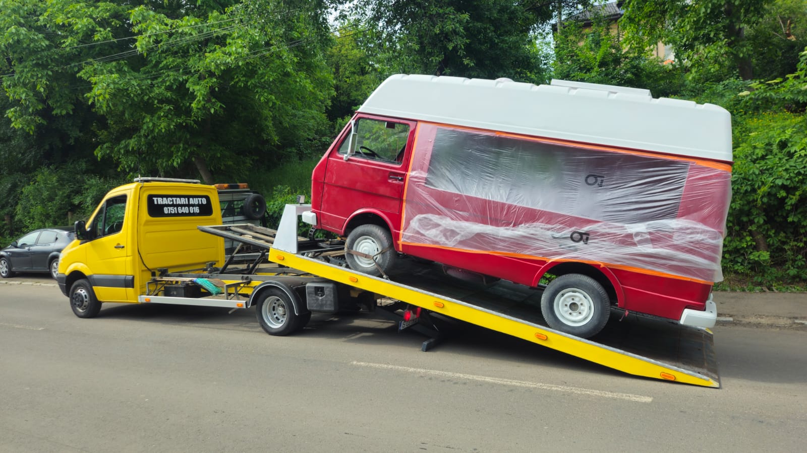 Volkswagen van vechi, nefunctional, incarcat pe platforma auto Traian TKD si pregatit de transport.