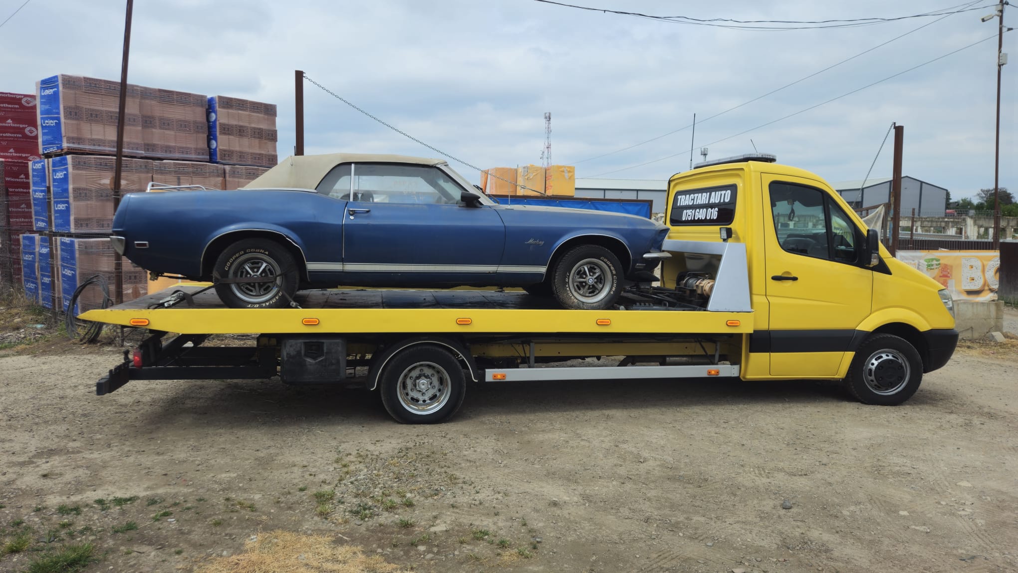 Ford Mustang decapotabil, vehicul istoric, transportat cu grija pe platforma auto Traian TKD in Nicolina, Iasi.