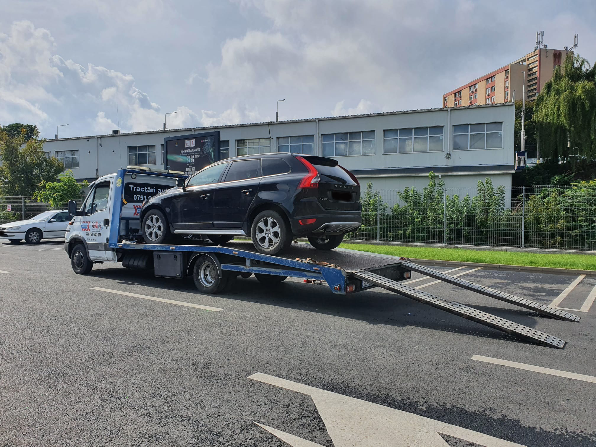 Volvo XC60 SUV negru incarcat pe platforma auto Traian TKD, cu sinele de incarcare vizibile inca. Alege servicii profesionale de tractari auto chiar si in Targu Frumos.