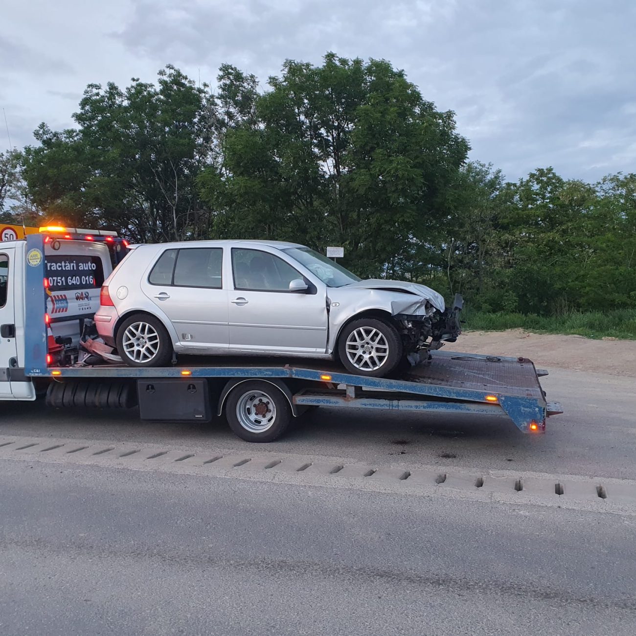 Autoturism Volkswagen Golf 4 accidentat incarcat pe platforma de tractare auto