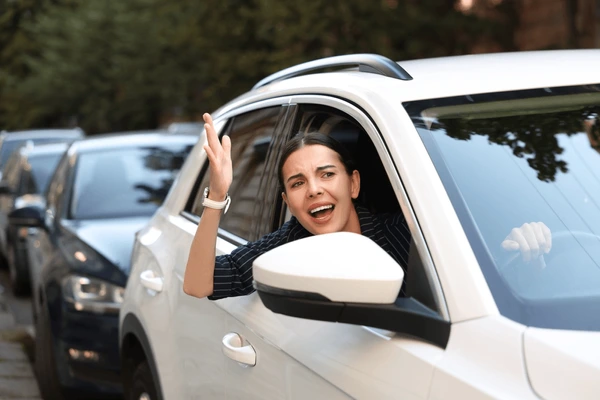 Soferita nervoasa in trafic, mai ales daca sta dupa tine in timp ce astepti o platforma auto ce nu mai vine.